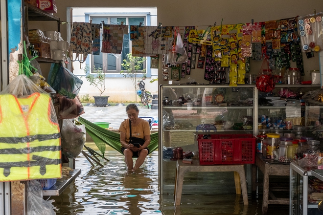 Một tuần sống cùng nước lũ của người dân ngoại thành Hà Nội: Chèo thuyền đi chợ, thả lưới bắt cá trước nhà- Ảnh 16. Một tuần sống cùng nước lũ của người dân ngoại thành Hà Nội: Chèo thuyền đi chợ, thả lưới bắt cá trước nhà- Ảnh 16.