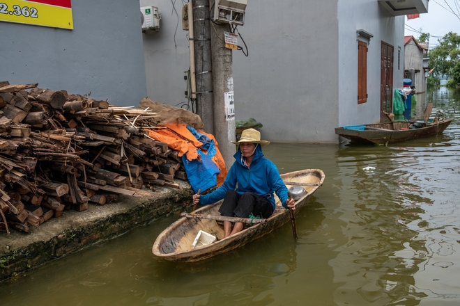 Một tuần sống cùng nước lũ của người dân ngoại thành Hà Nội: Chèo thuyền đi chợ, thả lưới bắt cá trước nhà- Ảnh 9.