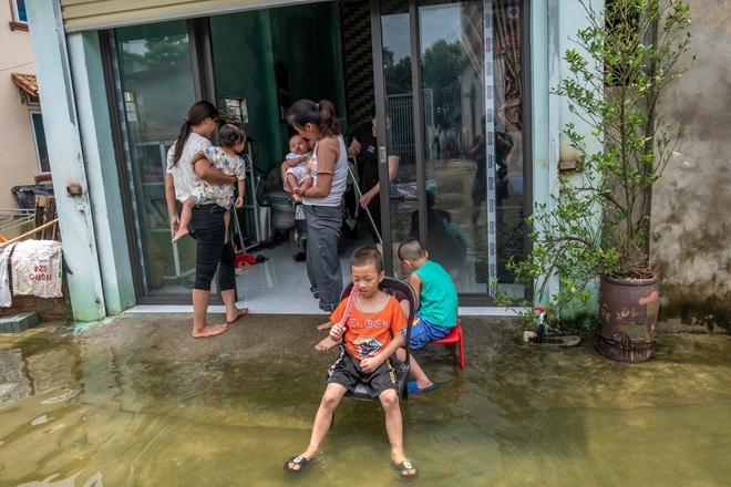 Một tuần sống cùng nước lũ của người dân ngoại thành Hà Nội: Chèo thuyền đi chợ, thả lưới bắt cá trước nhà- Ảnh 15.