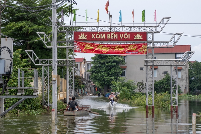 Một tuần sống cùng nước lũ của người dân ngoại thành Hà Nội: Chèo thuyền đi chợ, thả lưới bắt cá trước nhà- Ảnh 6.