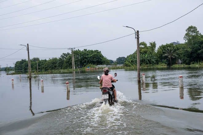 Một tuần sống cùng nước lũ của người dân ngoại thành Hà Nội: Chèo thuyền đi chợ, thả lưới bắt cá trước nhà- Ảnh 4. Một tuần sống cùng nước lũ của người dân ngoại thành Hà Nội: Chèo thuyền đi chợ, thả lưới bắt cá trước nhà- Ảnh 4.