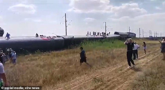 Hiện trường kinh hoàng vụ xe tải cố vượt đường ray, khiến tàu hỏa trật bánh, vỡ nát: Ít nhất 100 người thương vong, hành khách hoảng loạn - Ảnh 2.