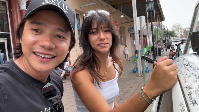 Nhà tạo mẫu tóc người Mỹ gốc Việt và chiếc xe lập kỷ lục có nhiều chữ ký nhất trong chuyến độc hành khắp thế giới- Ảnh 7. Nhà tạo mẫu tóc người Mỹ gốc Việt và chiếc xe lập kỷ lục có nhiều chữ ký nhất trong chuyến độc hành khắp thế giới- Ảnh 7.