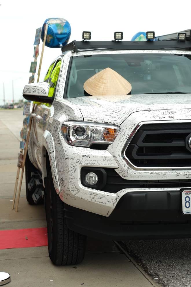 Nhà tạo mẫu tóc người Mỹ gốc Việt và chiếc xe lập kỷ lục có nhiều chữ ký nhất trong chuyến độc hành khắp thế giới- Ảnh 4. Nhà tạo mẫu tóc người Mỹ gốc Việt và chiếc xe lập kỷ lục có nhiều chữ ký nhất trong chuyến độc hành khắp thế giới- Ảnh 4.