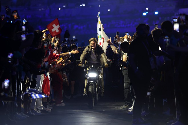 Bức ảnh selfie 7 triệu view của Tom Cruise trước khi nhảy từ độ cao 50m ở Lễ bế mạc Olympic- Ảnh 4. Bức ảnh selfie 7 triệu view của Tom Cruise trước khi nhảy từ độ cao 50m ở Lễ bế mạc Olympic- Ảnh 4.