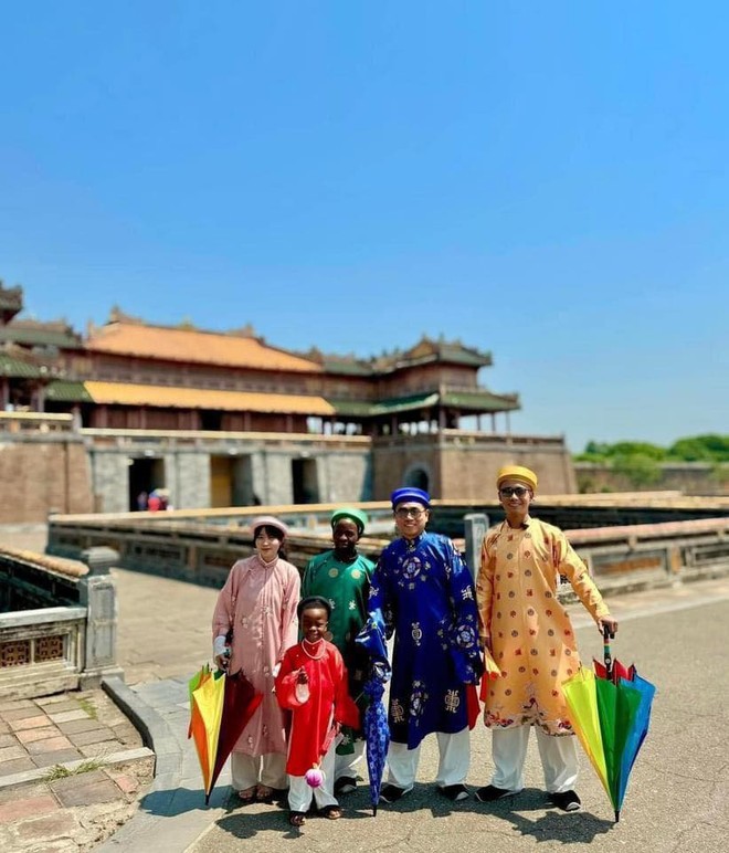 Quang Linh Vlogs đưa Lôi Con rời Việt Nam sau hơn 3 tháng đầy niềm vui, kiếm nhiều tiền nhưng vẫn có điều gây tiếc nuối!- Ảnh 4. Quang Linh Vlogs đưa Lôi Con rời Việt Nam sau hơn 3 tháng đầy niềm vui, kiếm nhiều tiền nhưng vẫn có điều gây tiếc nuối!- Ảnh 4.