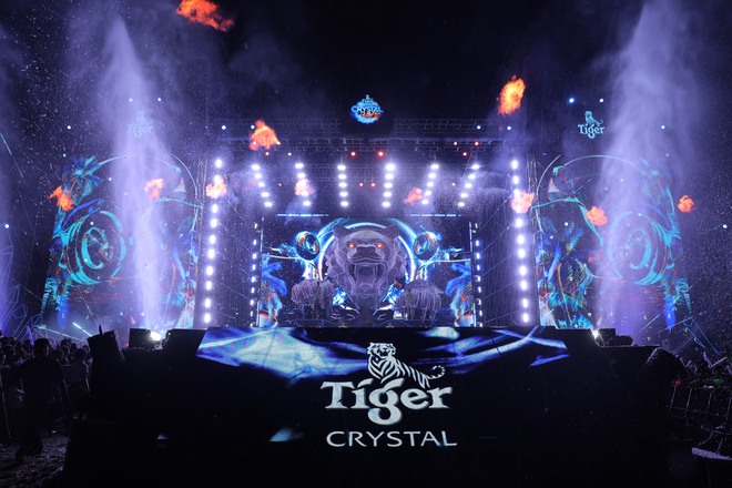 Chỉ có tại Tiger Crystal Rave: Wean Lê quẩy ướt mưa, Rhyder trình diễn ở độ cao khủng, Tóc Tiên "lột xác" với 3 nguyên tố nước - lửa - băng- Ảnh 4.