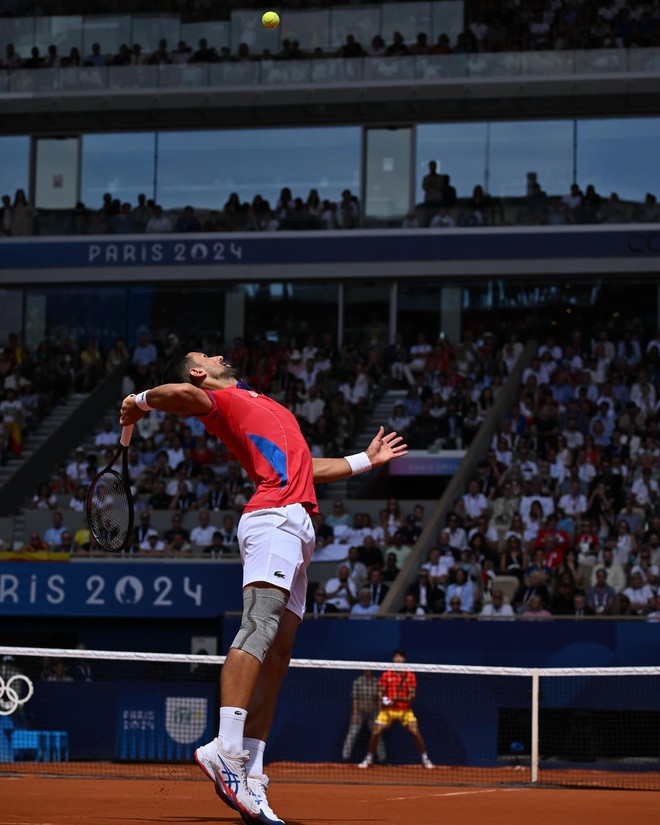 Bật khóc vì ước nguyện giành HCV Olympic sau trận đấu dài 3 tiếng: Tuổi 37, Novak Djokovic xứng đáng vĩ đại nhất lịch sử quần vợt thế giới- Ảnh 4. Bật khóc vì ước nguyện giành HCV Olympic sau trận đấu dài 3 tiếng: Tuổi 37, Novak Djokovic xứng đáng vĩ đại nhất lịch sử quần vợt thế giới- Ảnh 4.