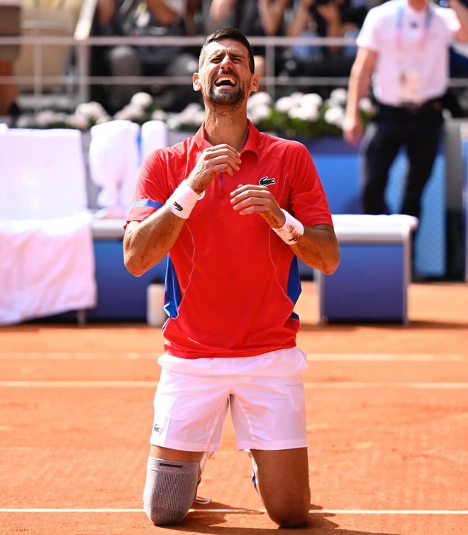 Bật khóc vì ước nguyện giành HCV Olympic sau trận đấu dài 3 tiếng: Tuổi 37, Novak Djokovic xứng đáng vĩ đại nhất lịch sử quần vợt thế giới- Ảnh 2. Bật khóc vì ước nguyện giành HCV Olympic sau trận đấu dài 3 tiếng: Tuổi 37, Novak Djokovic xứng đáng vĩ đại nhất lịch sử quần vợt thế giới- Ảnh 2.
