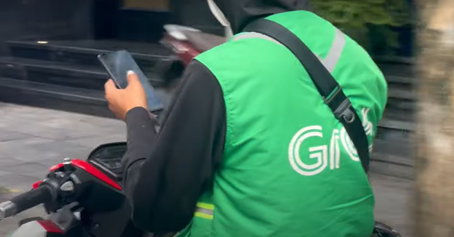 Clip cận cảnh các shipper "dán" mặt vào điện thoại dù đang chạy xe băng băng trên phố: Nỗi khiếp sợ của nhiều người!- Ảnh 1. Clip cận cảnh các shipper "dán" mặt vào điện thoại dù đang chạy xe băng băng trên phố: Nỗi khiếp sợ của nhiều người!- Ảnh 1.