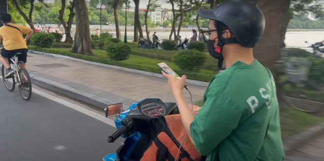 Clip cận cảnh các shipper "dán" mặt vào điện thoại dù đang chạy xe băng băng trên phố: Nỗi khiếp sợ của nhiều người!- Ảnh 3. Clip cận cảnh các shipper "dán" mặt vào điện thoại dù đang chạy xe băng băng trên phố: Nỗi khiếp sợ của nhiều người!- Ảnh 3.