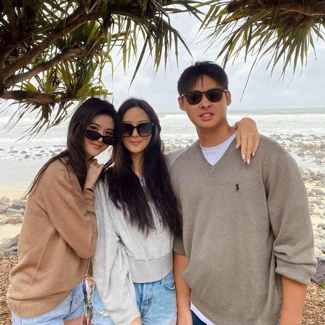Ngỡ ngàng visual U50 của 3 chị em "yêu tinh" nổi danh giới rich kid châu Á đời đầu- Ảnh 9. Ngỡ ngàng visual U50 của 3 chị em "yêu tinh" nổi danh giới rich kid châu Á đời đầu- Ảnh 9.