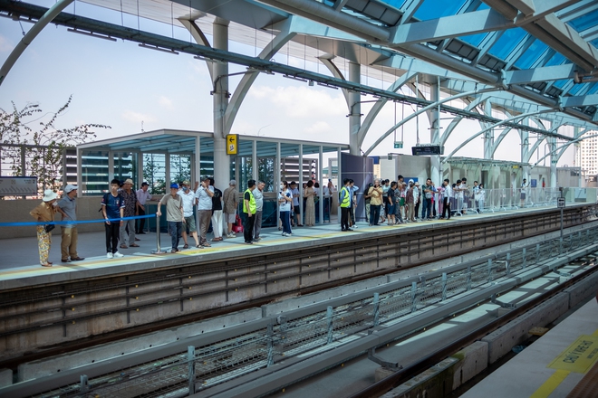 Metro Nhổn - ga Hà Nội bắt đầu đón những vị khách đầu tiên, nhiều trải nghiệm vô cùng thú vị!- Ảnh 3. Metro Nhổn - ga Hà Nội bắt đầu đón những vị khách đầu tiên, nhiều trải nghiệm vô cùng thú vị!- Ảnh 3.