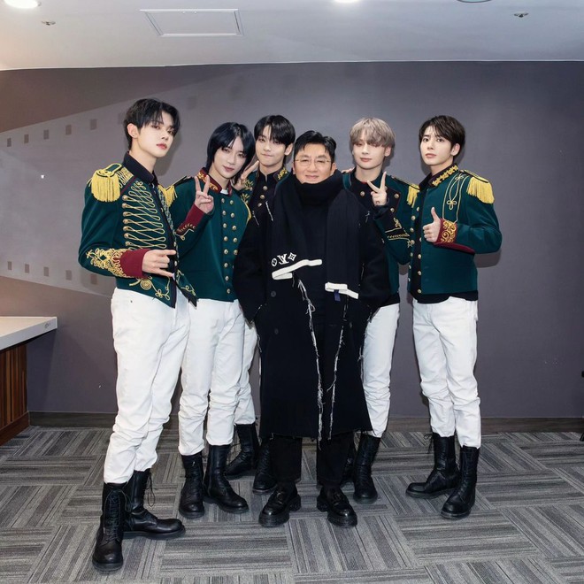 Bức ảnh vô tình khiến "ông trùm" giàu nhất Kpop lộ chuyện bao nuôi 2 nữ BJ bốc lửa?- Ảnh 7. Bức ảnh vô tình khiến "ông trùm" giàu nhất Kpop lộ chuyện bao nuôi 2 nữ BJ bốc lửa?- Ảnh 7.