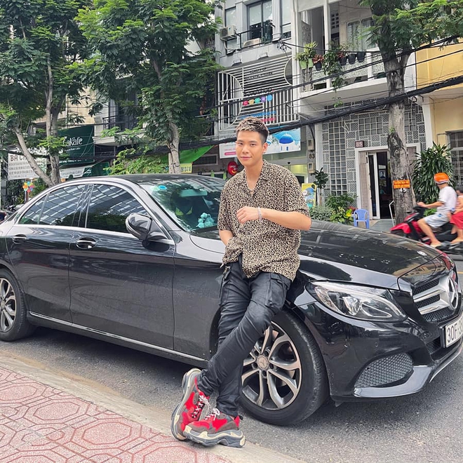 Nam ca sĩ là con trai bà chủ villa: Ở nhà rộng thênh thang có tới 15 phòng ngủ, từng dành tiền đi hát cho mẹ làm kinh doanh- Ảnh 8. Nam ca sĩ là con trai bà chủ villa: Ở nhà rộng thênh thang có tới 15 phòng ngủ, từng dành tiền đi hát cho mẹ làm kinh doanh- Ảnh 8.