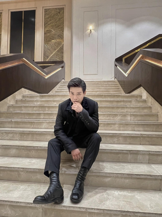 Nam ca sĩ là con trai bà chủ villa: Ở nhà rộng thênh thang có tới 15 phòng ngủ, từng dành tiền đi hát cho mẹ làm kinh doanh- Ảnh 2. Nam ca sĩ là con trai bà chủ villa: Ở nhà rộng thênh thang có tới 15 phòng ngủ, từng dành tiền đi hát cho mẹ làm kinh doanh- Ảnh 2.