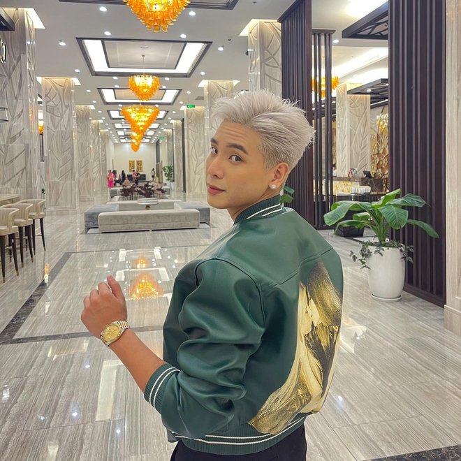 Nam ca sĩ là con trai bà chủ villa: Ở nhà rộng thênh thang có tới 15 phòng ngủ, từng dành tiền đi hát cho mẹ làm kinh doanh- Ảnh 9. Nam ca sĩ là con trai bà chủ villa: Ở nhà rộng thênh thang có tới 15 phòng ngủ, từng dành tiền đi hát cho mẹ làm kinh doanh- Ảnh 9.