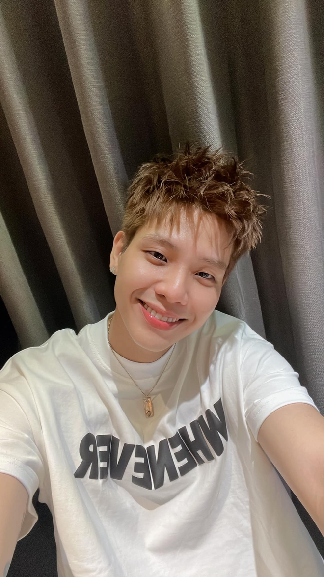 Nam ca sĩ là con trai bà chủ villa: Ở nhà rộng thênh thang có tới 15 phòng ngủ, từng dành tiền đi hát cho mẹ làm kinh doanh- Ảnh 3. Nam ca sĩ là con trai bà chủ villa: Ở nhà rộng thênh thang có tới 15 phòng ngủ, từng dành tiền đi hát cho mẹ làm kinh doanh- Ảnh 3.