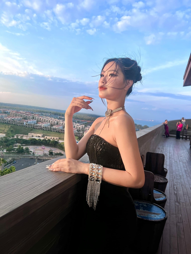 1 người đẹp vừa lọt Top 10 Miss Grand 2024 diện áo dài trắng về tựu trường: Nhan sắc bất ngờ gây thương nhớ- Ảnh 9.