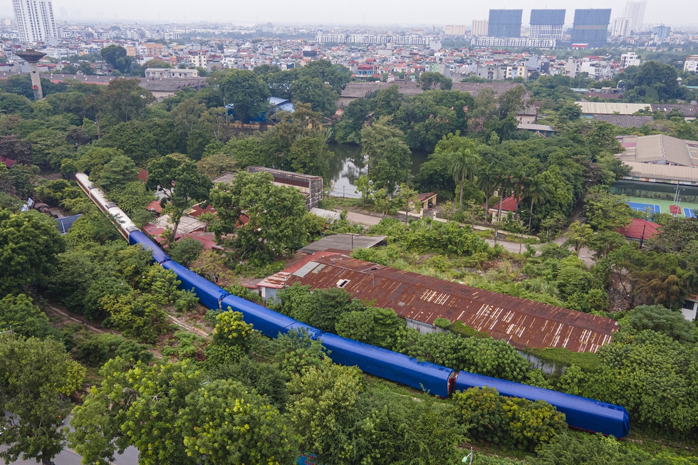 Cận cảnh đoàn tàu hạng sang của Tập đoàn Trung Quốc trị giá hàng trăm tỷ đồng đang đắp chiếu ở Hà Nội - Ảnh 1.