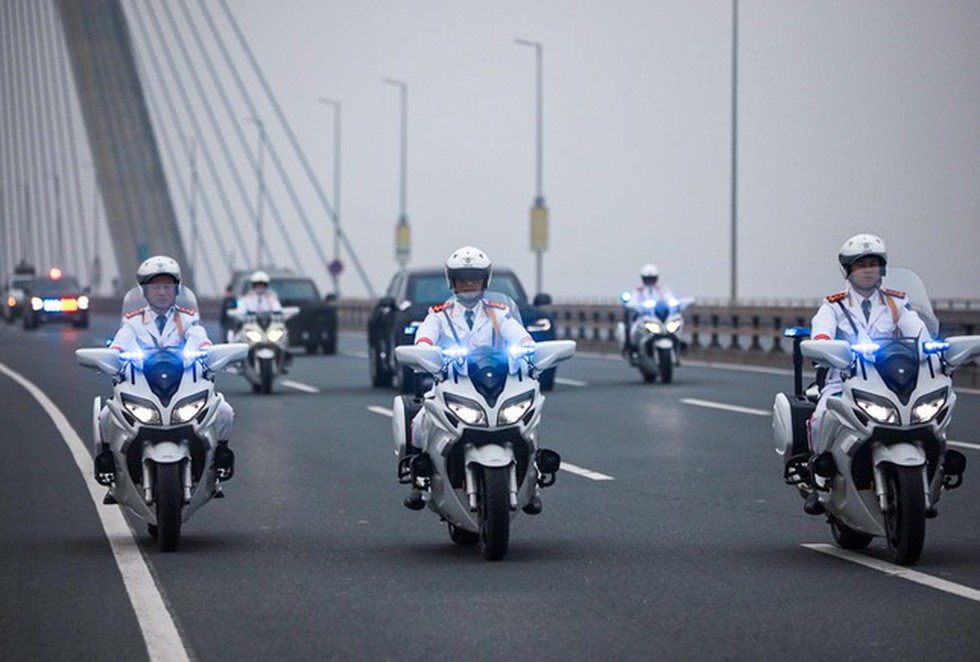 Hôm nay, Công an Hà Nội phân luồng giao thông đón Đoàn Tổng thống Nga Putin thăm Việt Nam- Ảnh 1. Hôm nay, Công an Hà Nội phân luồng giao thông đón Đoàn Tổng thống Nga Putin thăm Việt Nam- Ảnh 1.