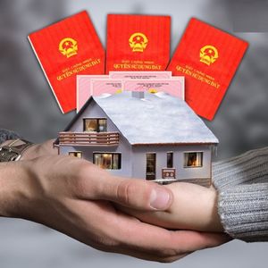 Năm 2025, cha mẹ muốn sang tên sổ đỏ cho con nhất định phải biết những quy định này: Cần làm gì, mất phí bao nhiêu?