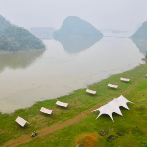 Phát hiện hồ nước bên thảo nguyên vắng vẻ, hoang sơ, du khách nhận xét: 