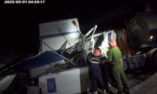 Xe bồn xăng dầu lao vào nhà dân ở Hải Phòng, 1 người bị thương