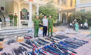 Khám xét 2 kho hàng, công an thu giữ gần 1 tấn kiếm, gậy ba-ton và bình xịt hơi cay: Khởi tố Ninh Văn Thanh SN 2002