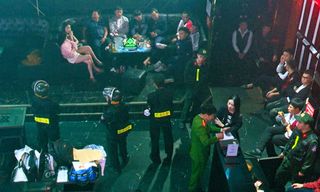 Đột kích 2 quán bar trong đêm, tạm giữ hình sự 12 đối tượng