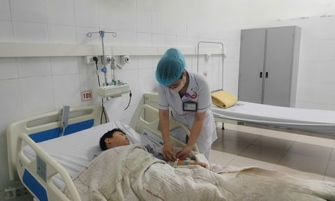 Bé trai 9 tuổi đau bụng dữ dội, nôn ra máu tươi, chẩn đoán xuất huyết tiêu hóa