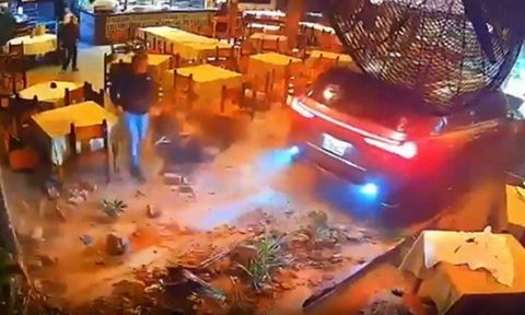 Clip: Tài xế Lexus lái xe lao vào nhà hàng sau mâu thuẫn, thực khách tháo chạy tán loạn