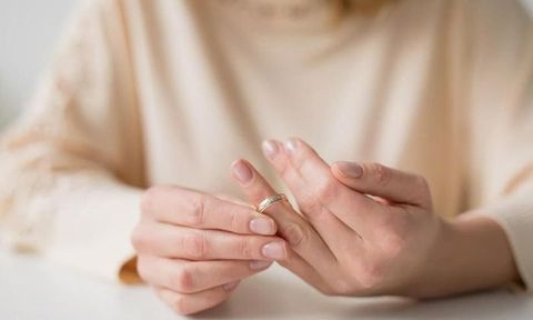 Ép vợ xăm dòng chữ 