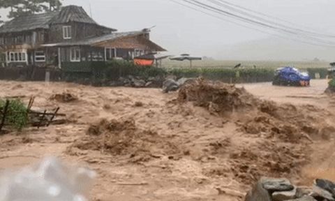 Clip: Lũ ống cuồn cuộn ở Lào Cai