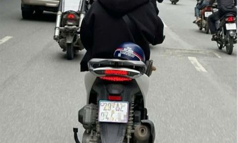 Nam thanh niên bị phạt 5 triệu đồng vì dán sticker che biển số