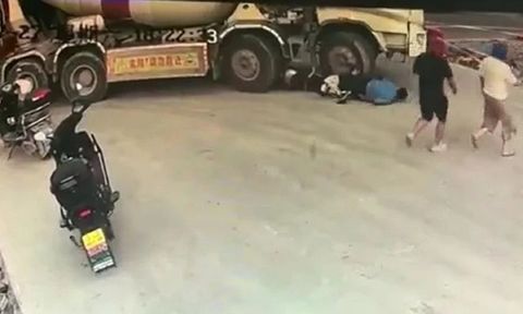 Clip: Đi vào điểm mù của xe bồn, người đàn ông bị cuốn vào gầm xe, thoát khỏi tay tử thần trong gang tấc