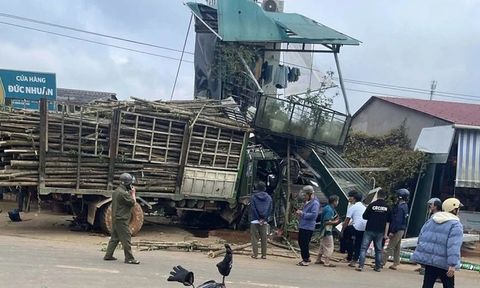 Hiện trường ô tô tải va chạm xe máy, tông sập nhiều hàng quán, 5 người thương vong ở Quảng Trị