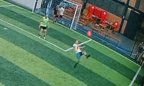 Clip: Cầu thủ chấn thương nghiêm trọng sau cú sút 