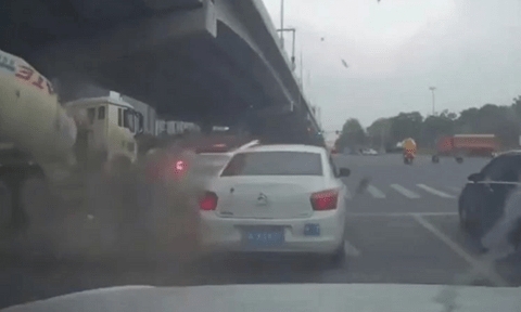 Ô tô vừa đăng ký bất ngờ lao qua ngã tư, gây tai nạn liên hoàn với 11 phương tiện