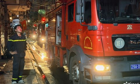 Vụ cháy nhà trong đêm ở Hà Nội, cảnh sát cứu 5 người mắc kẹt: Căn nhà có lối ra vào duy nhất là cửa chính