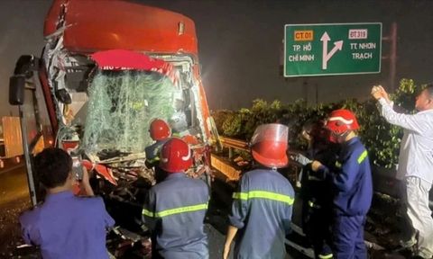 Hiện trường vụ xe khách tông đuôi đầu kéo, 21 người mắc kẹt, tài xế tử vong
