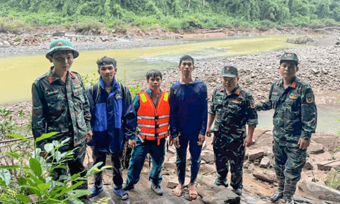 Tin tức thời sự 24h: Giải cứu người câu cá bị cô lập giữa dòng nước ở Lâm Đồng