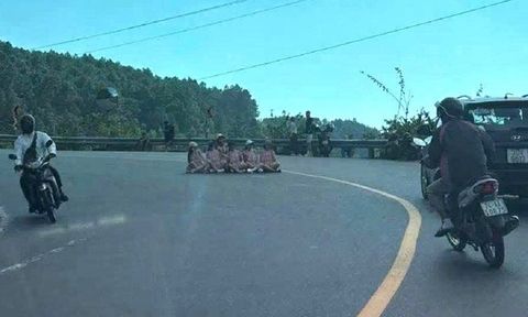 Xác minh vụ 6 phụ nữ ngồi chụp ảnh giữa khúc cua nguy hiểm trên đèo Hải Vân
