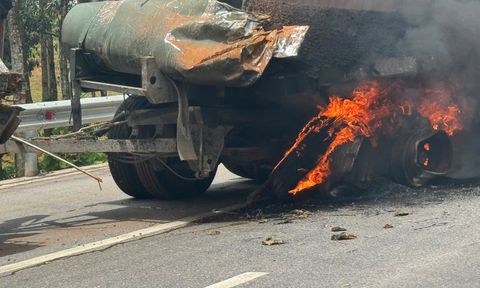Tai nạn trên Quốc lộ 8A, xe đầu kéo bốc cháy