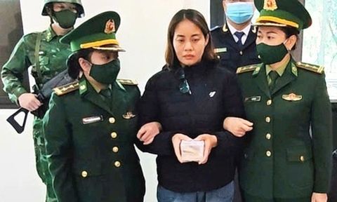 Một phụ nữ bị bắt vì 'ôm' vàng từ Lào về Việt Nam