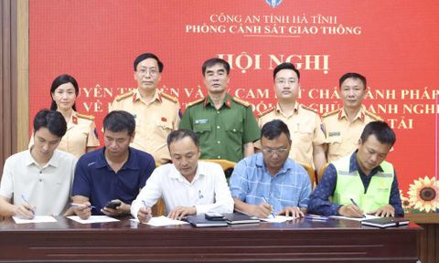 Hà Tĩnh: Hàng trăm doanh nghiệp ký cam kết chấp hành pháp luật về trật tự an toàn giao thông