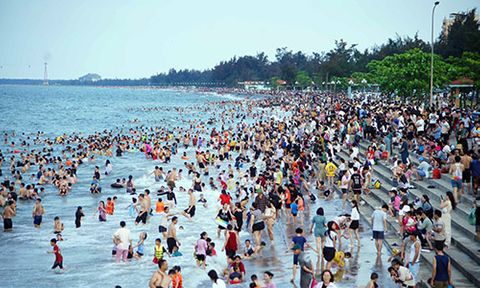 Nghệ An: Khách kéo về biển Cửa Lò nườm nợp, điểm tắm tráng miễn phí quá tải