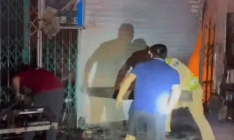 CSGT phá cửa, cứu sống 11 người mắc kẹt trong vụ cháy nhà ở Nghệ An