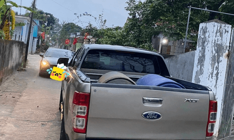 Tài xế ô tô bán tải đỗ chắn đường, thách thức người dân 