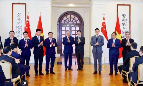 Trao giấy chứng nhận đăng ký đầu tư Dự án Khu công nghiệp VSIP Nghệ An 4
